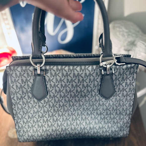 Michael Kors Gray Marilyn Medium Signature Tote Bag - Picture 4 of 5